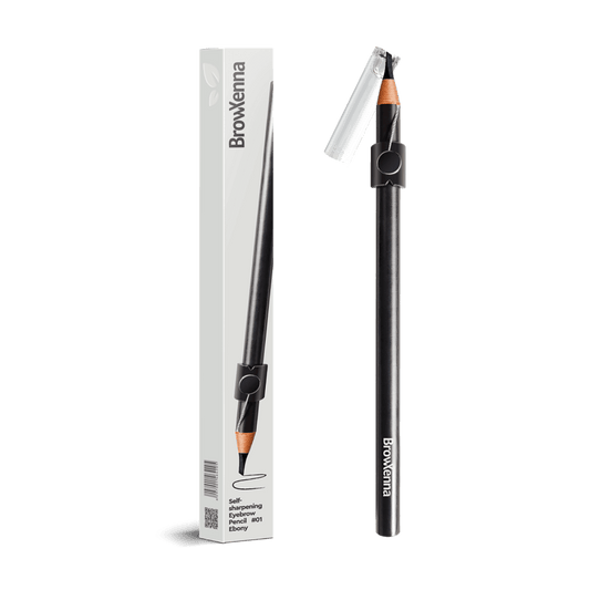 Lápiz de Cejas Auto‑afilable BrowXenna® en mano profesional, mostrando sistema de afilado automático y precisión en delineado.